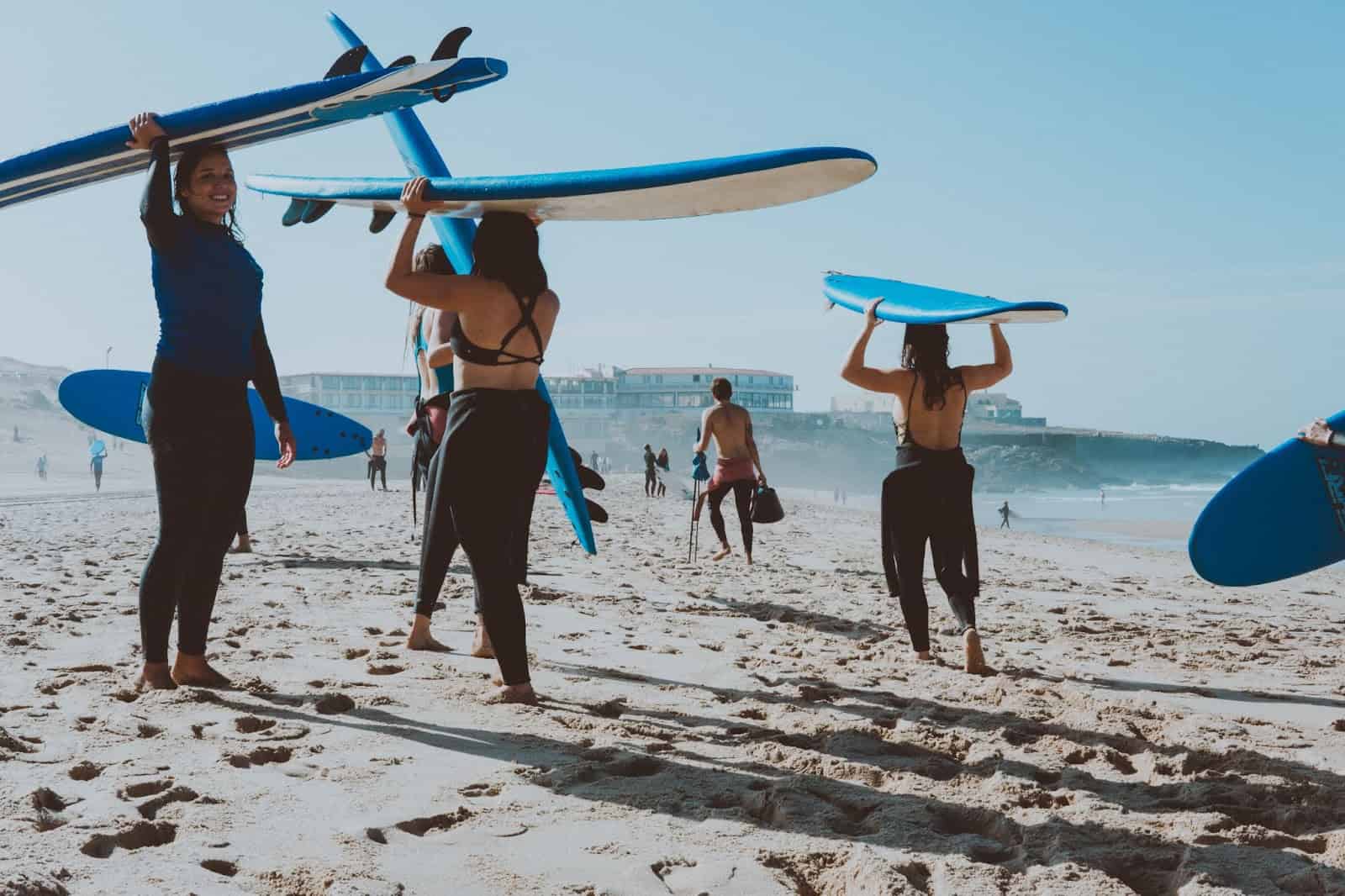un groupe de vacanciers qui prend un cours de surf sur la côte atlantique